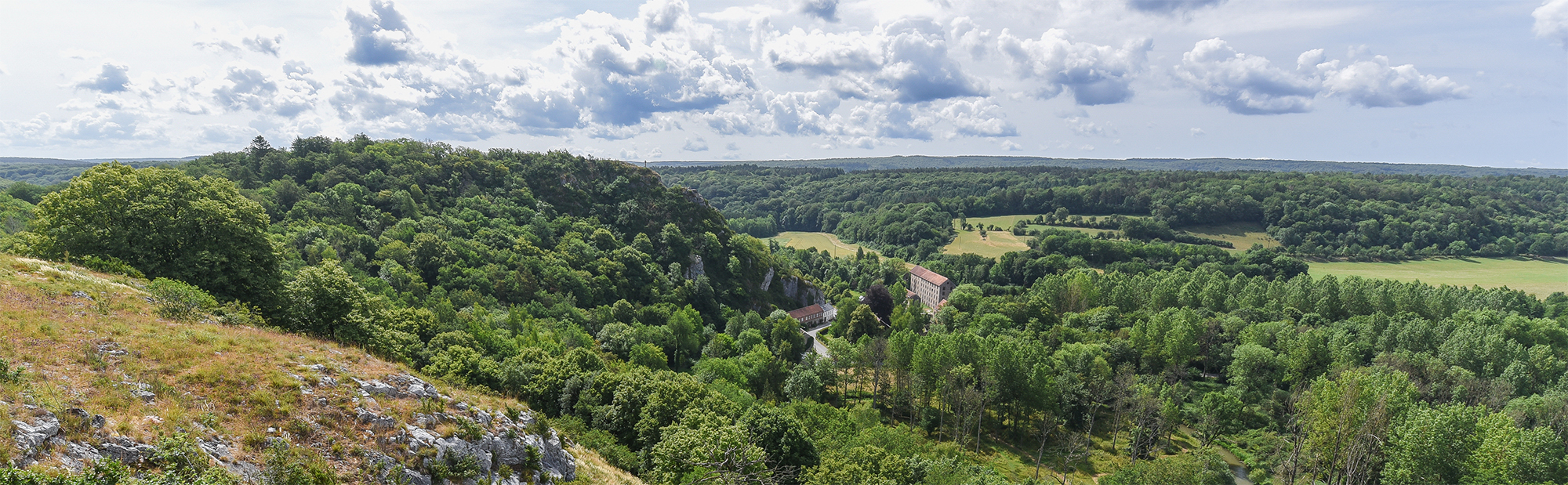 Vue panoramique de la Montagne-aux-Buis vers la Roche à Lomme - photo : Christophe Danaux